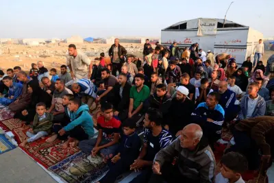 يقوم الرجال والأولاد الفلسطينيون بأداء صلاة العيد عدا في خان يونس ، في قطاع غزة الجنوبي ، يوم الجمعة. رويترز يقوم الرجال والأولاد الفلسطينيون بأداء صلاة العيد عدا في خان يونس ، في قطاع غزة الجنوبي ، يوم الجمعة. رويترز