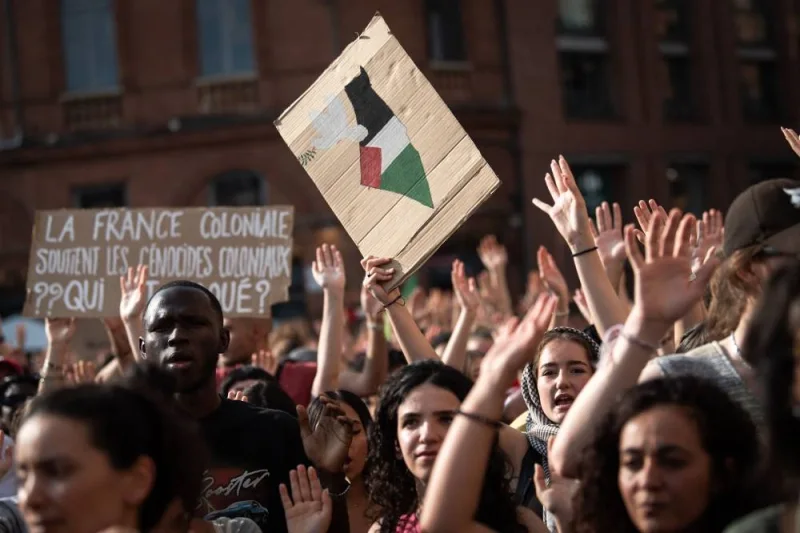 يحتفظ المتظاهرون بقراءة العلامات "تدعم الفرسان المستعمرة الإبادة الجماعية الاستعمارية" (ل) أثناء حضورهم مظاهرة لإظهار دعمهم للناشطين على متن قارب توقفت من قبل القوات الإسرائيلية التي تنطلق لتقديم المساعدة إلى غزة ، في تولوز ، جنوب غرب فرنسا يوم الاثنين. AFP يحتفظ المتظاهرون بقراءة العلامات "تدعم الفرسان المستعمرة الإبادة الجماعية الاستعمارية" (ل) أثناء حضورهم مظاهرة لإظهار دعمهم للناشطين على متن قارب توقفت من قبل القوات الإسرائيلية التي تنطلق لتقديم المساعدة إلى غزة ، في تولوز ، جنوب غرب فرنسا يوم الاثنين. AFP