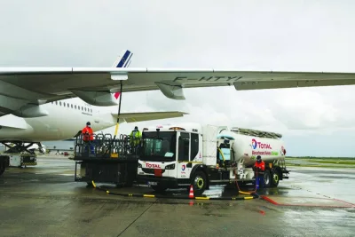 تقوم شاحنة الناقلة الكلية بتغذي طائرة ركاب Airbus A350 مع وقود طيران مستدام على مدرج في مطار تشارلز ديغول في فرنسا. لا تزال SAF أكثر تكلفة من الوقود النفاث التقليدي بسبب عوامل التكنولوجيا والاقتصادية وسلسلة التوريد. تقوم شاحنة الناقلة الكلية بتغذي طائرة ركاب Airbus A350 مع وقود طيران مستدام على مدرج في مطار تشارلز ديغول في فرنسا. لا تزال SAF أكثر تكلفة من الوقود النفاث التقليدي بسبب عوامل التكنولوجيا والاقتصادية وسلسلة التوريد.