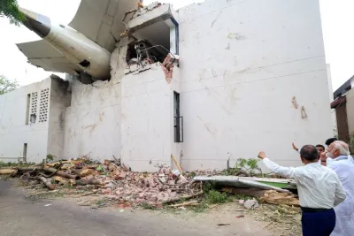 تُظهر هذه الصورة التي التقطها وإصدارها من قبل مكتب المعلومات الهندي للصحافة (PIB) في 13 يونيو 2025 ، رئيس الوزراء في الهند ناريندرا مودي الذي يزور الموقع بعد تحطم طيران الهند 171 في منطقة سكنية بالقرب من المطار في أحمد آباد. مكتب معلومات الصحافة الهندي/مكتب المعلومات الهندي تُظهر هذه الصورة التي التقطها وإصدارها من قبل مكتب المعلومات الهندي للصحافة (PIB) في 13 يونيو 2025 ، رئيس الوزراء في الهند ناريندرا مودي الذي يزور الموقع بعد تحطم طيران الهند 171 في منطقة سكنية بالقرب من المطار في أحمد آباد. مكتب معلومات الصحافة الهندي/مكتب المعلومات الهندي