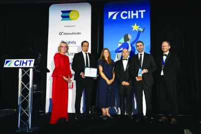 جاسيم آلزاري وعبدولرهان المعالي في حفل توزيع الجوائز الذي عقد في لندن. جاسيم آلزاري وعبدولرهان المعالي في حفل توزيع الجوائز الذي عقد في لندن.