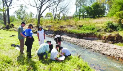 يجتمع طلاب وموظفو IIE MSA حول عينة مياه في نهر Wilgespruit لاختبار جودة المياه في جوهانسبرغ ، جنوب إفريقيا. يجتمع طلاب وموظفو IIE MSA حول عينة مياه في نهر Wilgespruit لاختبار جودة المياه في جوهانسبرغ ، جنوب إفريقيا.