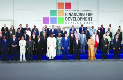 يطرح رئيس الوزراء الإسباني بيدرو سانشيز ، الأمين العام للأمم المتحدة أنطونيو جوتيريس وغيرها من السلطات لالتقاط صورة عائلية خلال حفل افتتاح المؤتمر الدولي الرابع لتمويل التنمية ، في إشبيلية ، إسبانيا ، في 30 يونيو. يطرح رئيس الوزراء الإسباني بيدرو سانشيز ، الأمين العام للأمم المتحدة أنطونيو جوتيريس وغيرها من السلطات لالتقاط صورة عائلية خلال حفل افتتاح المؤتمر الدولي الرابع لتمويل التنمية ، في إشبيلية ، إسبانيا ، في 30 يونيو.