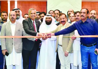 عضو مجلس إدارة غرفة قطر الدكتور محمد بن جوهر محمه ورئيس ICCI ناصر مانزور قريشي خلال افتتاح معرض العقارات الدولية الباكستانية التي عقدت مؤخرًا في الدوحة. عضو مجلس إدارة غرفة قطر الدكتور محمد بن جوهر محمه ورئيس ICCI ناصر مانزور قريشي خلال افتتاح معرض العقارات الدولية الباكستانية التي عقدت مؤخرًا في الدوحة.