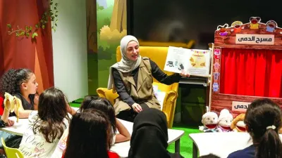 أمين مكتبة يقرأ قصة للأطفال أمين مكتبة يقرأ قصة للأطفال