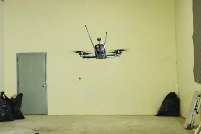 طائرة بدون طيار تطير في غرفة اختبار الطيران في مقر NEROS. (بلومبرج) طائرة بدون طيار تطير في غرفة اختبار الطيران في مقر NEROS. (بلومبرج)