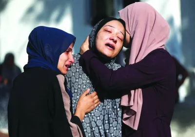 حزن الناس خلال جنازة الفلسطينيين ، الذين قتلوا بنيران الإسرائيلية أثناء محاولتهم الحصول على المساعدة ، في مستشفى الشيفا ، في مدينة غزة ، أمس حزن الناس خلال جنازة الفلسطينيين ، الذين قتلوا بنيران الإسرائيلية أثناء محاولتهم الحصول على المساعدة ، في مستشفى الشيفا ، في مدينة غزة ، أمس