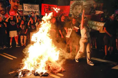 يتجمع المتظاهرون قبل إطلاق النار خلال احتجاج مناهضة للحكومة يدعو اتخاذ إجراءات لتأمين إطلاق سراح الرهائن الإسرائيليين الذين أسيروا في قطاع غزة من قبل حماس ، في تل أبيب يوم السبت. يتجمع المتظاهرون قبل إطلاق النار خلال احتجاج مناهضة للحكومة يدعو اتخاذ إجراءات لتأمين إطلاق سراح الرهائن الإسرائيليين الذين أسيروا في قطاع غزة من قبل حماس ، في تل أبيب يوم السبت.