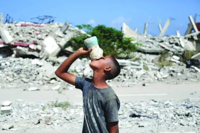 يشرب صبي فلسطيني ما تبقى في جرة من معجون السمسم بالقرب من نقطة توزيع يديرها مجموعة مؤسسة غزة الإنسانية المدعومة من الولايات المتحدة ومؤسسة غزة الإسرائيلية (GHF) ، على طريق صلاح الدين بالقرب من معسكر Nusseirat للاجئين في شريط غزة المركزي يوم السبت. يشرب صبي فلسطيني ما تبقى في جرة من معجون السمسم بالقرب من نقطة توزيع يديرها مجموعة مؤسسة غزة الإنسانية المدعومة من الولايات المتحدة ومؤسسة غزة الإسرائيلية (GHF) ، على طريق صلاح الدين بالقرب من معسكر Nusseirat للاجئين في شريط غزة المركزي يوم السبت.