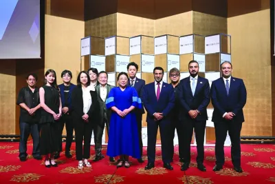 المهندس جاسم محمد الخري ، الرئيس التنفيذي لشركة ميديا سيتي قطر ، وغيرها من الشخصيات البارزة خلال عرض الطريق في اليابان. المهندس جاسم محمد الخري ، الرئيس التنفيذي لشركة ميديا سيتي قطر ، وغيرها من الشخصيات البارزة خلال عرض الطريق في اليابان.