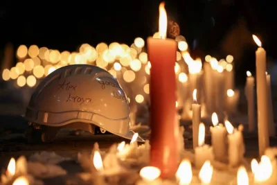 يتم عرض خوذة مع أسماء عمال المناجم المحاصرين في مجمع الألغام El Teniente ، الذي يديره منتج النحاس الحكومي التشيلي CodeLco ، خلال الوقفة اليدوية على ضوء الشموع حيث تواصل فرق الإنقاذ الجهود للوصول إلى المحاصرين بعد هزة في وحدة Andesita ، خارج Codelco ' ؛ في Rancagua ، Chile. - رويترز يتم عرض خوذة مع أسماء عمال المناجم المحاصرين في مجمع الألغام El Teniente ، الذي يديره منتج النحاس الحكومي التشيلي CodeLco ، خلال الوقفة اليدوية على ضوء الشموع حيث تواصل فرق الإنقاذ الجهود للوصول إلى المحاصرين بعد هزة في وحدة Andesita ، خارج Codelco ' ؛ في Rancagua ، Chile. - رويترز