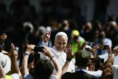 يلوح البابا ليو الرابع عشر إلى الحشد وهو يغادر بعد قيادة القداس في منطقة تور فيرغاتا في روما ، كجزء من اليوبيل من الشباب ، الأحد. (AFP) يلوح البابا ليو الرابع عشر إلى الحشد وهو يغادر بعد قيادة القداس في منطقة تور فيرغاتا في روما ، كجزء من اليوبيل من الشباب ، الأحد. (AFP)