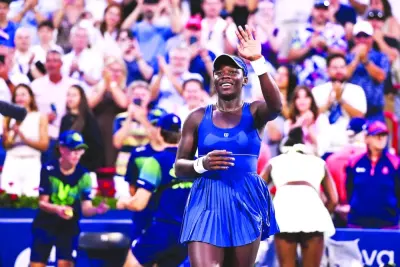 تحتفل فيكتوريا مبوكو من كندا بالفوز على كوكو جوف من الولايات المتحدة في مباراة الجولة الرابعة المفتوحة في مونتريال. (AFP) تحتفل فيكتوريا مبوكو من كندا بالفوز على كوكو جوف من الولايات المتحدة في مباراة الجولة الرابعة المفتوحة في مونتريال. (AFP)