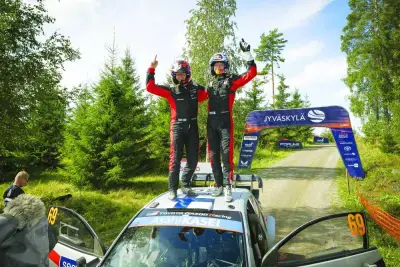 يقف السائق الفنلندي كالي روفانبيرا (يمين) والسيارات المشارك جون هادتونين على سيارة تويوتا غرر ياريس حيث يحتفلون بعد فوزه في فريق WRC Rally Finland في Jyvaskyla ، فنلندا ، الأحد. (AFP) يقف السائق الفنلندي كالي روفانبيرا (يمين) والسيارات المشارك جون هادتونين على سيارة تويوتا غرر ياريس حيث يحتفلون بعد فوزه في فريق WRC Rally Finland في Jyvaskyla ، فنلندا ، الأحد. (AFP)