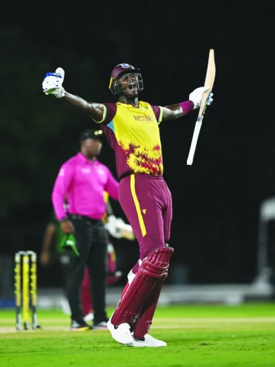 يرفع جيسون هولدر من جزر الهند الغربية ذراعيه في الاحتفال بعد أن حقق الفوز في المباراة الثانية والعشرين ضد باكستان في ملعب سنترال بروارد بارك آند بروارد في لودرهيل ، فلوريدا. (AFP) يرفع جيسون هولدر من جزر الهند الغربية ذراعيه في الاحتفال بعد أن حقق الفوز في المباراة الثانية والعشرين ضد باكستان في ملعب سنترال بروارد بارك آند بروارد في لودرهيل ، فلوريدا. (AFP)