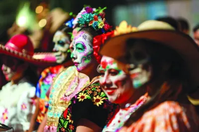 يرتدي ممثلو المجتمعات الأصلية أقنعة وأزياء تقليدية من مناطق مختلفة من البلاد أثناء مواجهتها في الشوارع للاحتفال باليوم الدولي للشعوب الأصلية ، في مدينة المكسيك ، المكسيك. - رويترز يرتدي ممثلو المجتمعات الأصلية أقنعة وأزياء تقليدية من مناطق مختلفة من البلاد أثناء مواجهتها في الشوارع للاحتفال باليوم الدولي للشعوب الأصلية ، في مدينة المكسيك ، المكسيك. - رويترز