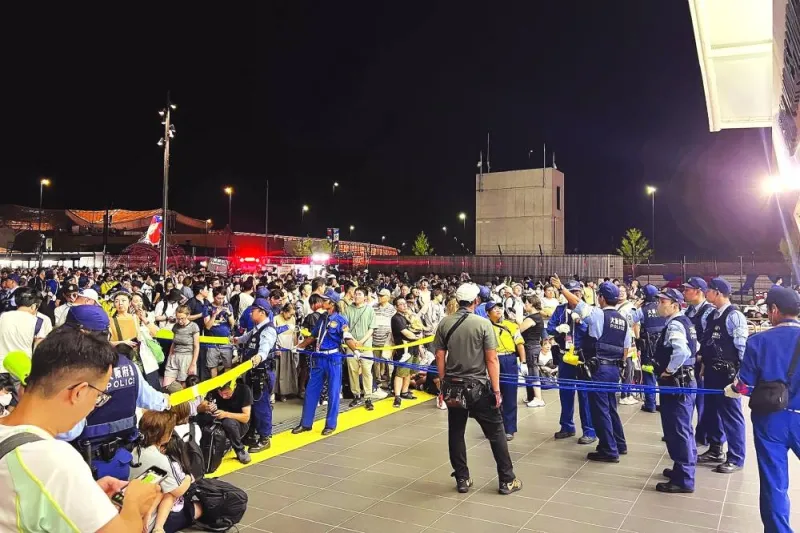 Visitors crowd in front of the entrance to Osaka Metro Yumeshima Station after a power outage abruptly shut down the line.
Visitors crowd in front of the entrance to Osaka Metro Yumeshima Station after a power outage abruptly shut down the line.