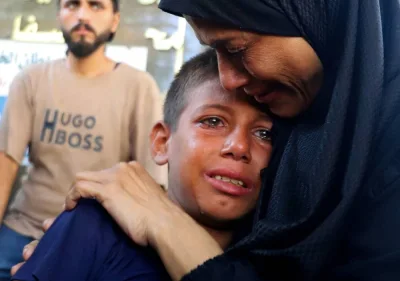 يتفاعل المشيعون خلال جنازة الفلسطينيين الذين قتلوا في حريق إسرائيلي أثناء طلب المساعدة يوم الأربعاء ، في مدينة غزة ، يوم الخميس. رويترز يتفاعل المشيعون خلال جنازة الفلسطينيين الذين قتلوا في حريق إسرائيلي أثناء طلب المساعدة يوم الأربعاء ، في مدينة غزة ، يوم الخميس. رويترز