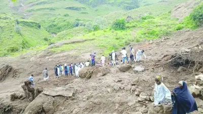 تُظهر صورة البيان هذه التي تم توفيرها من خلال حركة تحرير السودان/جيش (SLM) ، يوم الثلاثاء ، أشخاصًا يتفقدون الحطام بعد انهيار أرضي دمر قرية تاراسين في منطقة جبل ماررا في السودان. تُظهر صورة البيان هذه التي تم توفيرها من خلال حركة تحرير السودان/جيش (SLM) ، يوم الثلاثاء ، أشخاصًا يتفقدون الحطام بعد انهيار أرضي دمر قرية تاراسين في منطقة جبل ماررا في السودان.