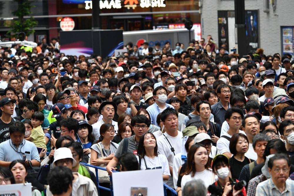 Fans watch the F1 Tokyo Festival outside Kabukicho Tower in Shinjuku on Wednesday.