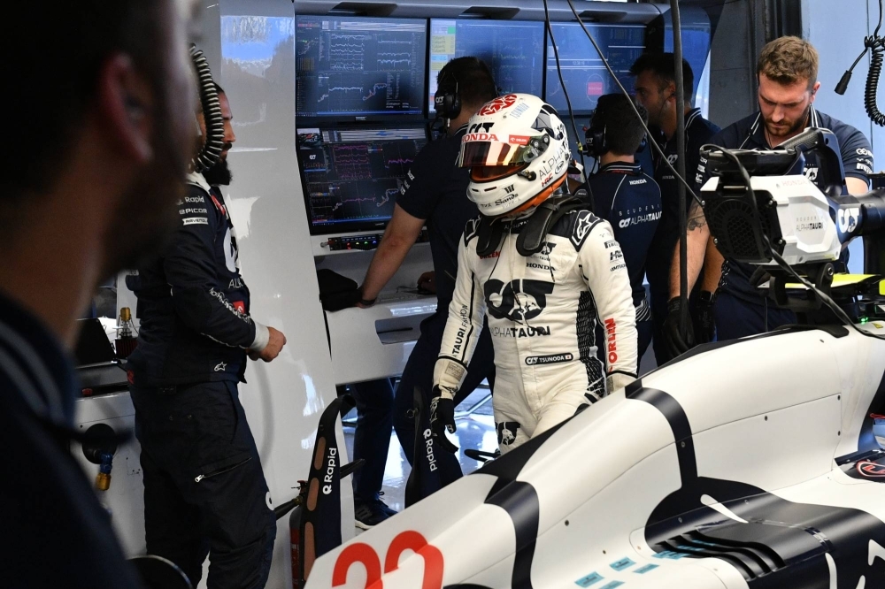 津野田は日本のグランプリ出場資格を控え、最後の練習セッションを終えて車で降ります。