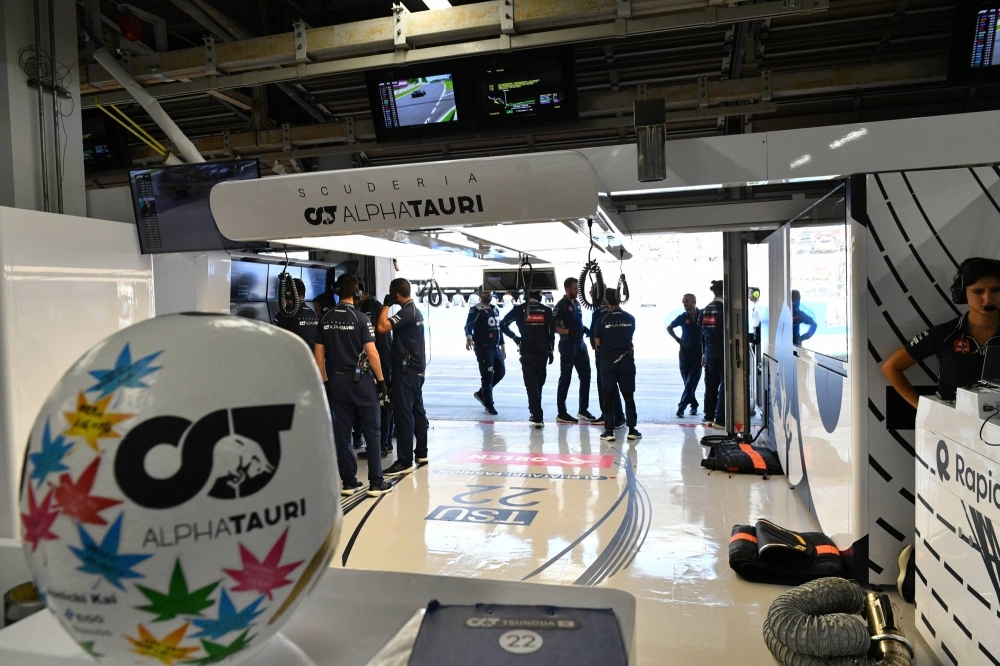 日本のグランプリ第3回練習セッション中にAlphaTauriガレージ。
