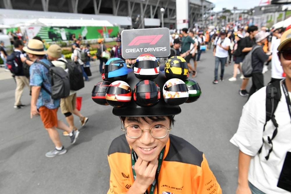日本のファンは複雑で創造的な衣装で、モータースポーツ界で有名です。