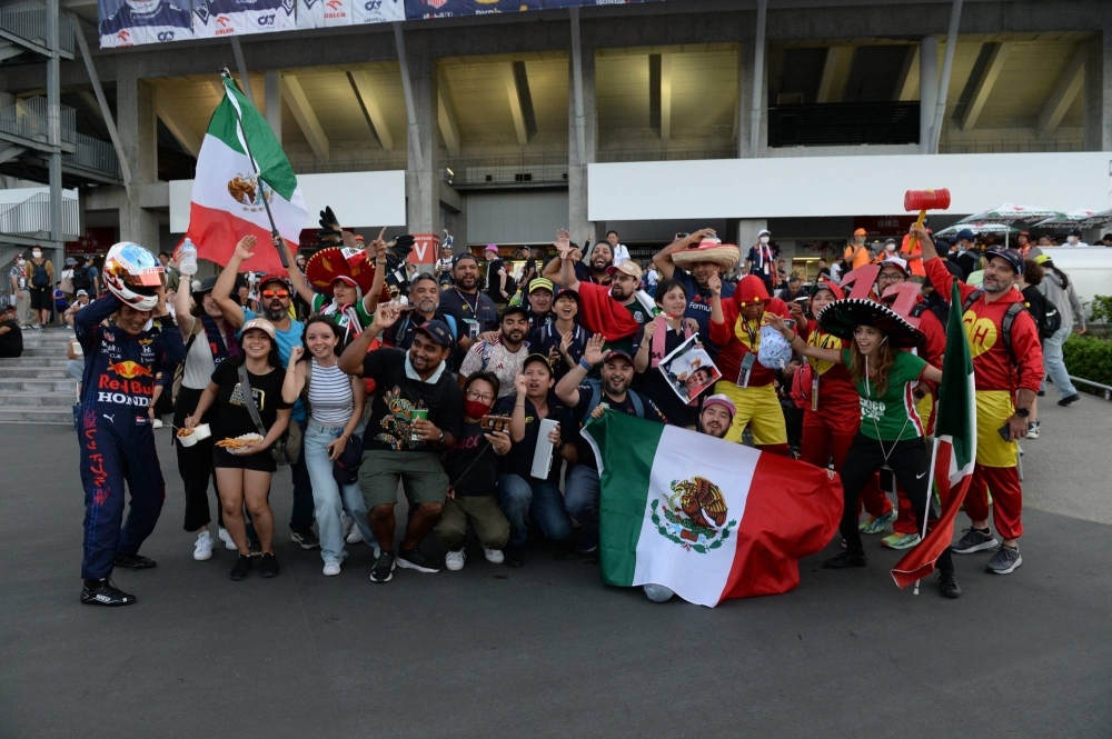 メキシコのファンが鈴鹿サーキットの外でポーズを取っている。