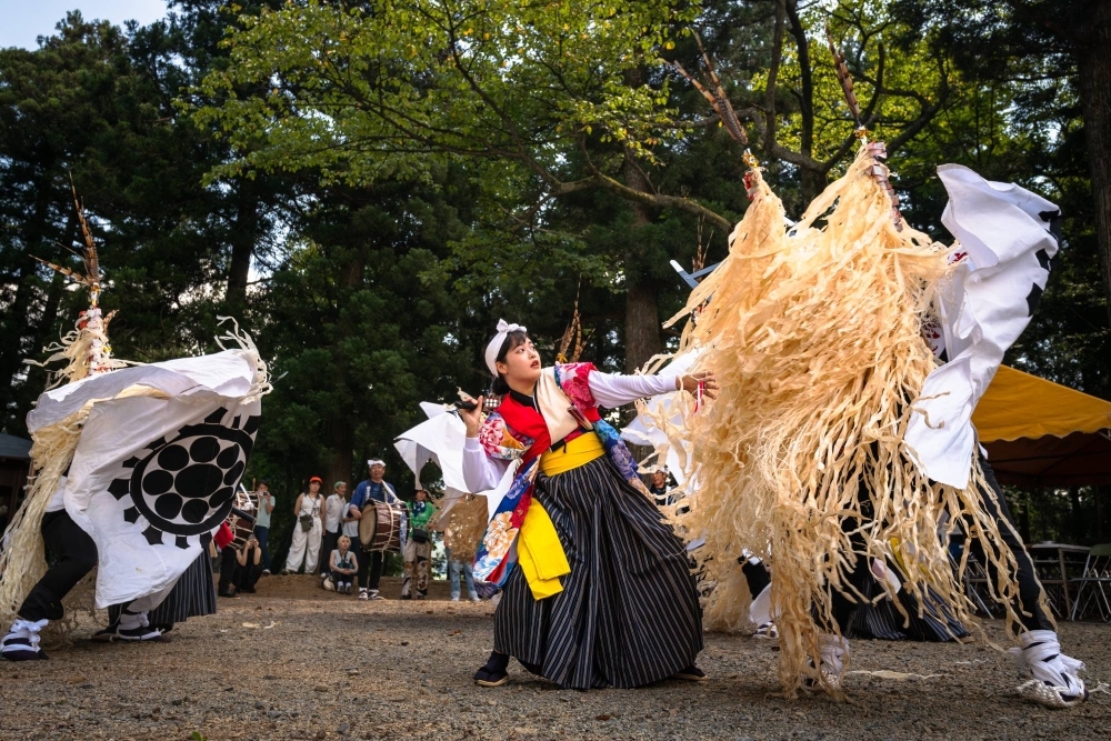 The roles of the sword-wielding human heroes were once performed only by men, but women performers now do battle with shishi-odori beasts in dance form.