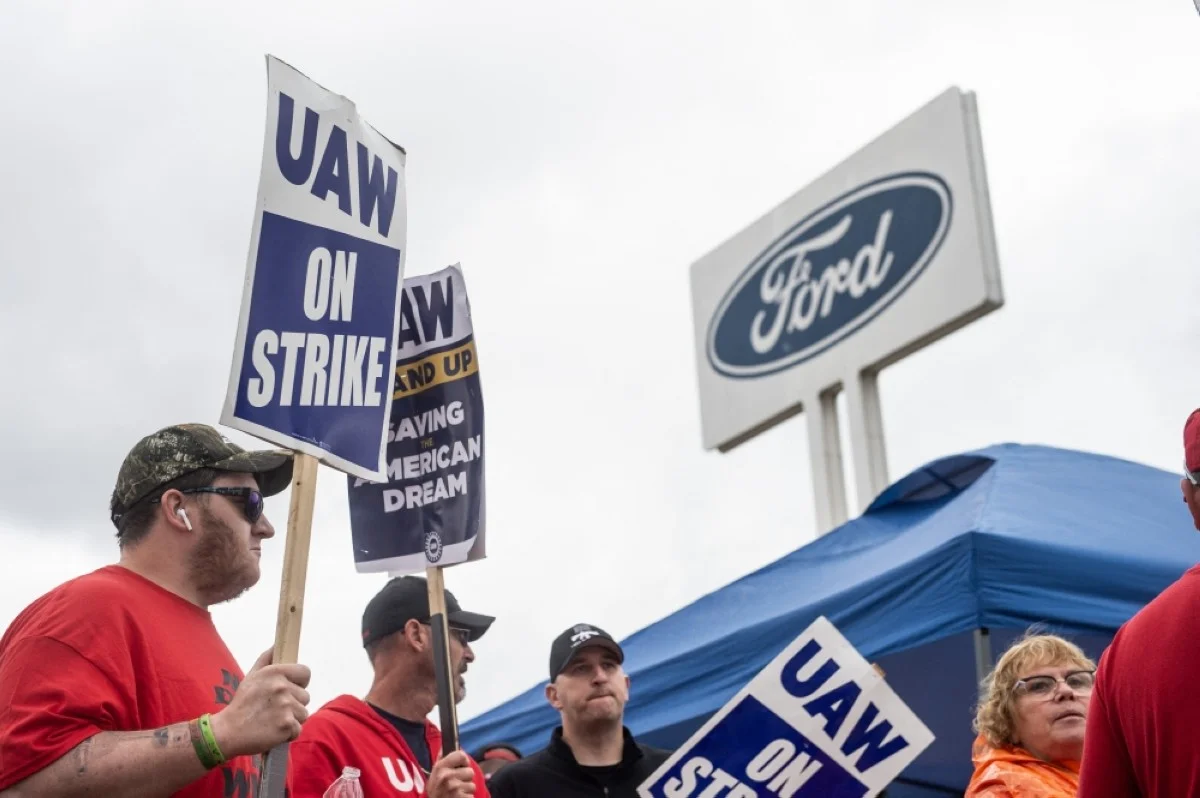 WAYNE: (FILES) Members of the United Auto Workers (UAW) pickett outside of the Michigan Parts Assembly Plant in Wayne, Michigan, on September 26, 2023. The US auto workers union announced a tentative agreement with Ford late on October 25, 2023, a breakthrough in a 41-day stoppage on Detroit’s “Big Three” car manufacturers. – AFP