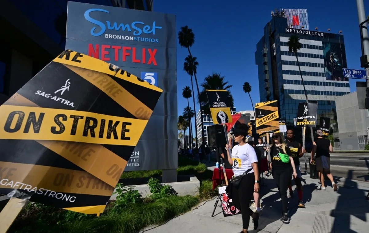 HOLLYWOOD: SAG-AFTRA members picket outside of Netflix's building on day 99 of their strike against the Hollywood studios in Hollywood, California. Automotive, healthcare, food service, arms, airlines, internet, entertainment, etc. for several months now, Americans have been taking advantage of the bargaining power provided by low unemployment to demand - and obtain - better conditions against a backdrop of high inflation. -- AFP