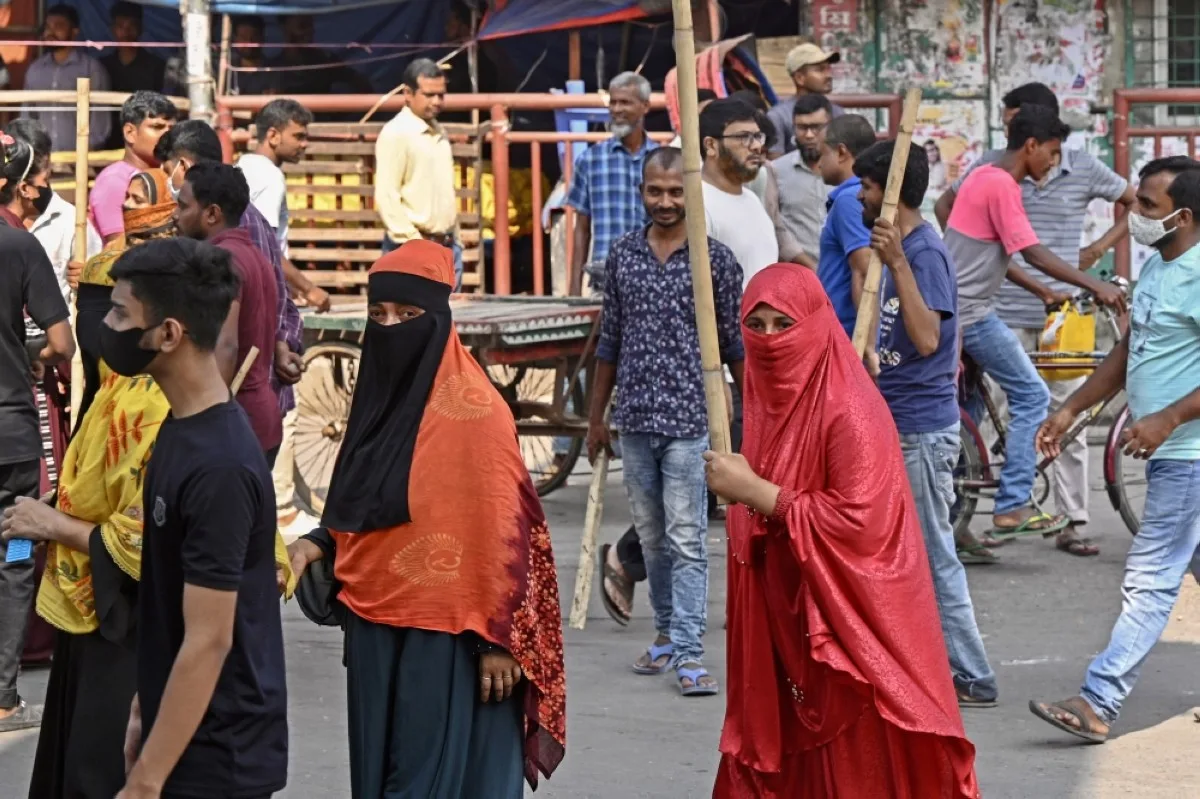 DHAKA: Garment workers block roads as they take part in a protest in Dhaka on November 1, 2023. -- AFP