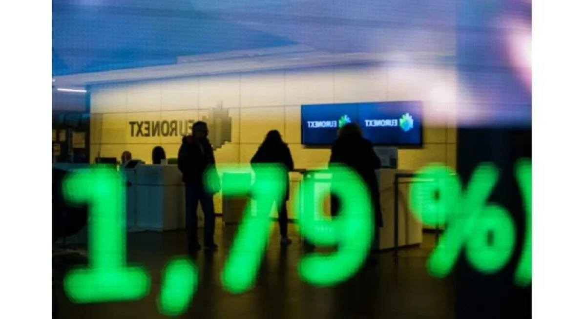 LONDON: Asian and European stocks struggled Wednesday as investors digested a barrage of company results and assessed the US Federal Reserve''s interest rate plans.