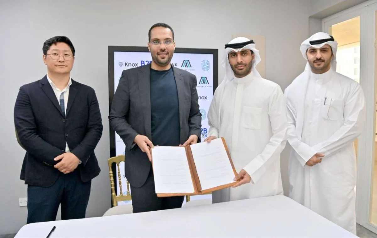 KUWAIT: Samsung’s Enterprise Business Group Director Mohammad Aburadwan, CEO of Sharing group, and Delivery & More team.