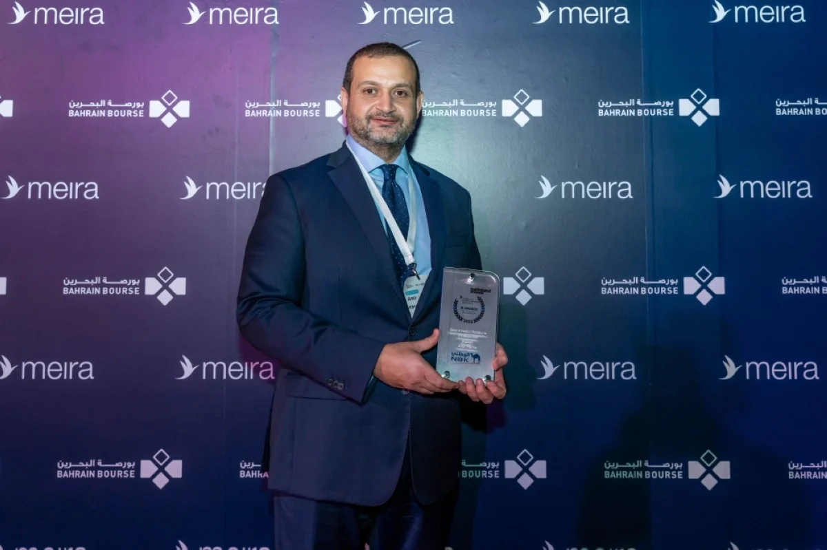Amir Hanna, Head of the Investor Relations and Communications Group at the National Bank of Kuwait, receiving the award.