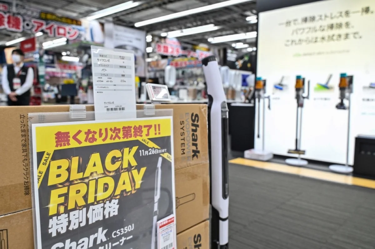 TOKYO: A sign for the “Black Friday” sale is posted in a department of an electronics chain store in central Tokyo on November 24, 2023. Japanese consumer inflation was up 2.9 percent year-on-year in October as the government reduced subsidies for electricity and gas bills, government data showed on November 24. — AFP