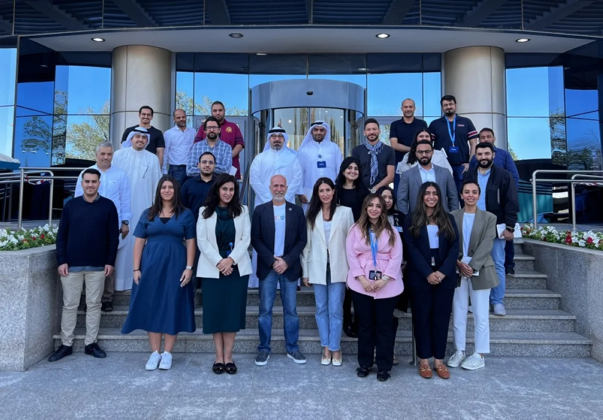 Dr Chawki Tawbi with Zain officials and employees.