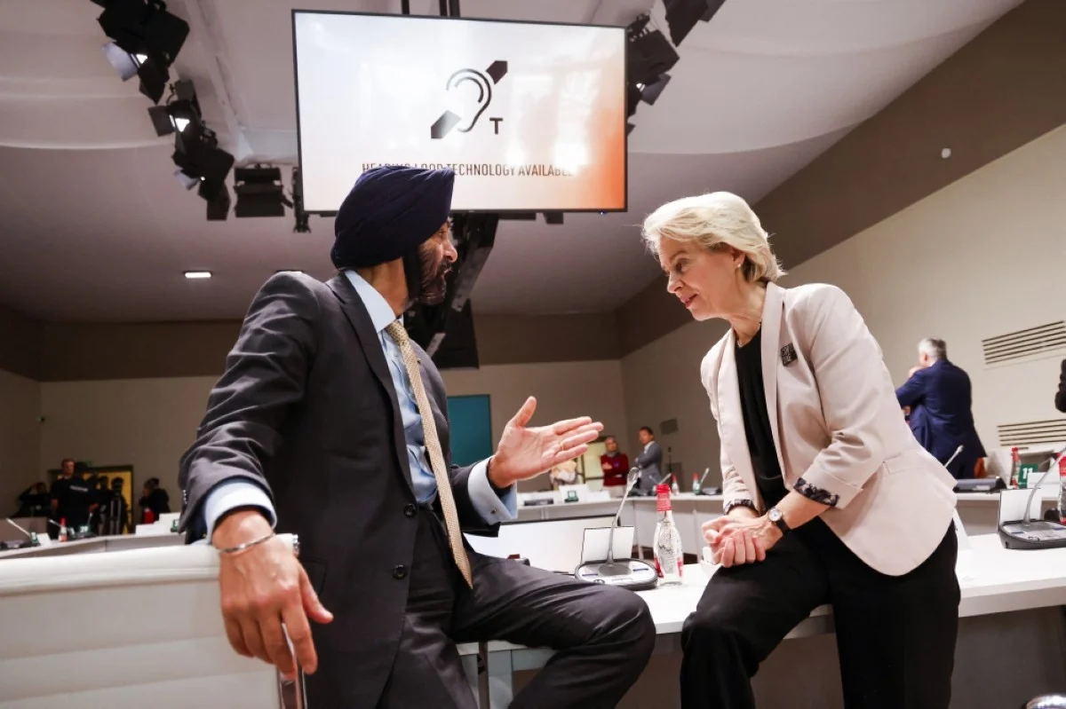 DUBAI: World Bank President Ajay Banga (left) speaks with European Commission President Ursula von der Leyen before a meeting on the 'Coal Transition Accelerator Initiative' at the COP28 United Nations climate summit in Dubai on December 2, 2023. – AFP