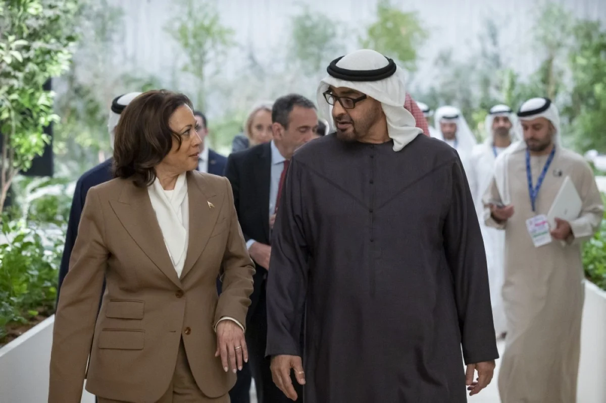 DUBAI: A handout picture provided by the UAE Presidential Court shows President of the United Arab Emirates Sheikh Mohamed bin Zayed Al-Nahyan (right) meeting with US Vice President Kamala Harris during the COP28 climate summit in Dubai on December 2, 2023. -- AFP