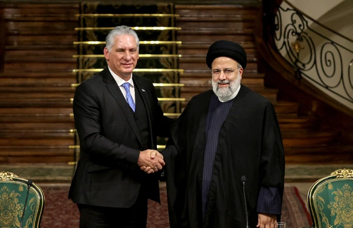 TEHRAN: A handout picture provided by the Iranian presidency on December 4, 2023 shows Iran's President Ebrahim Raisi (right) and his Cuban counterpart Miguel Diaz-Canel shaking hands during a joint press conference at the presidential palace in Tehran. -- AFP