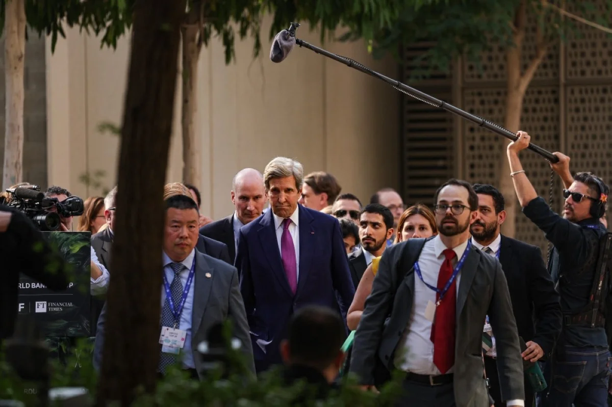 DUBAI: US Special Presidential Envoy for Climate John Kerry (center) arrives to visit the Ukraine pavilion at the United Nations climate summit in Dubai on December 6, 2023. -- AFP