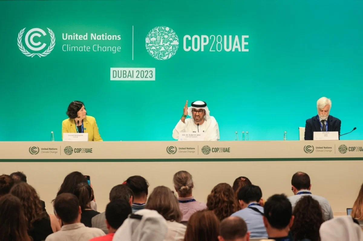DUBAI: COP28 president Sultan Ahmed Al-Jaber (center), Chair of the Intergovernmental Panel on Climate Change (IPCC) Jim Skea (right) and COP28 director of communications Sconaid McGeachin (left) attend a press conference at the United Nations climate summit in Dubai. – AFP