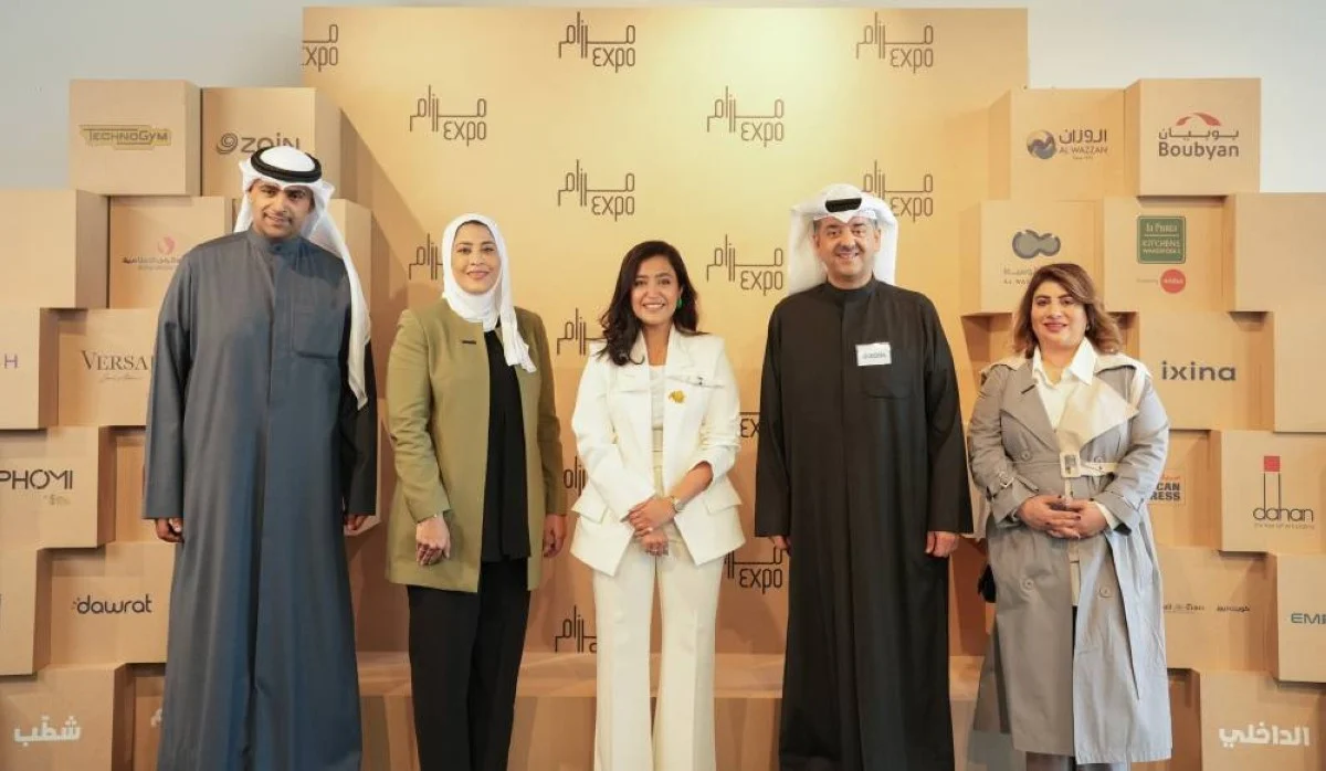 Al Khashti and Al Humaidhi with Zain officials at the press conference.