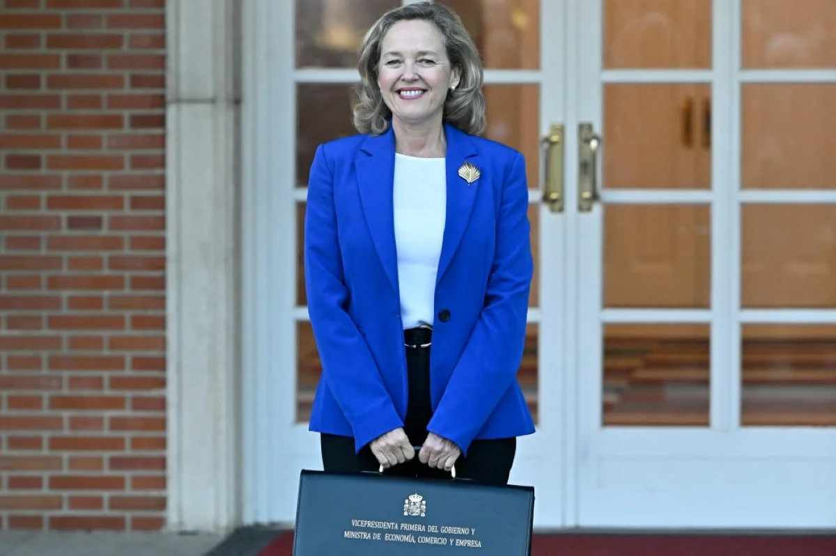 MADRID: Spain's Deputy Prime Minister and Minister of Economic Affairs Nadia Calvino poses for pictures as she arrives before the first weekly cabinet meeting of the new government, at La Moncloa Palace in Madrid. – AFP