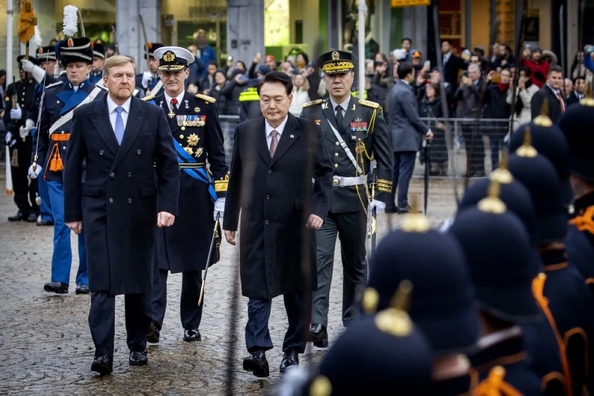 AMSTERDAM: King Willem-Alexander of the Netherlands (left) accompanies South Korea’s President Yoon Suk Yeol (center) during a welcome ceremony on Dam Square in Amsterdam, on December 12, 2023. -- AFP