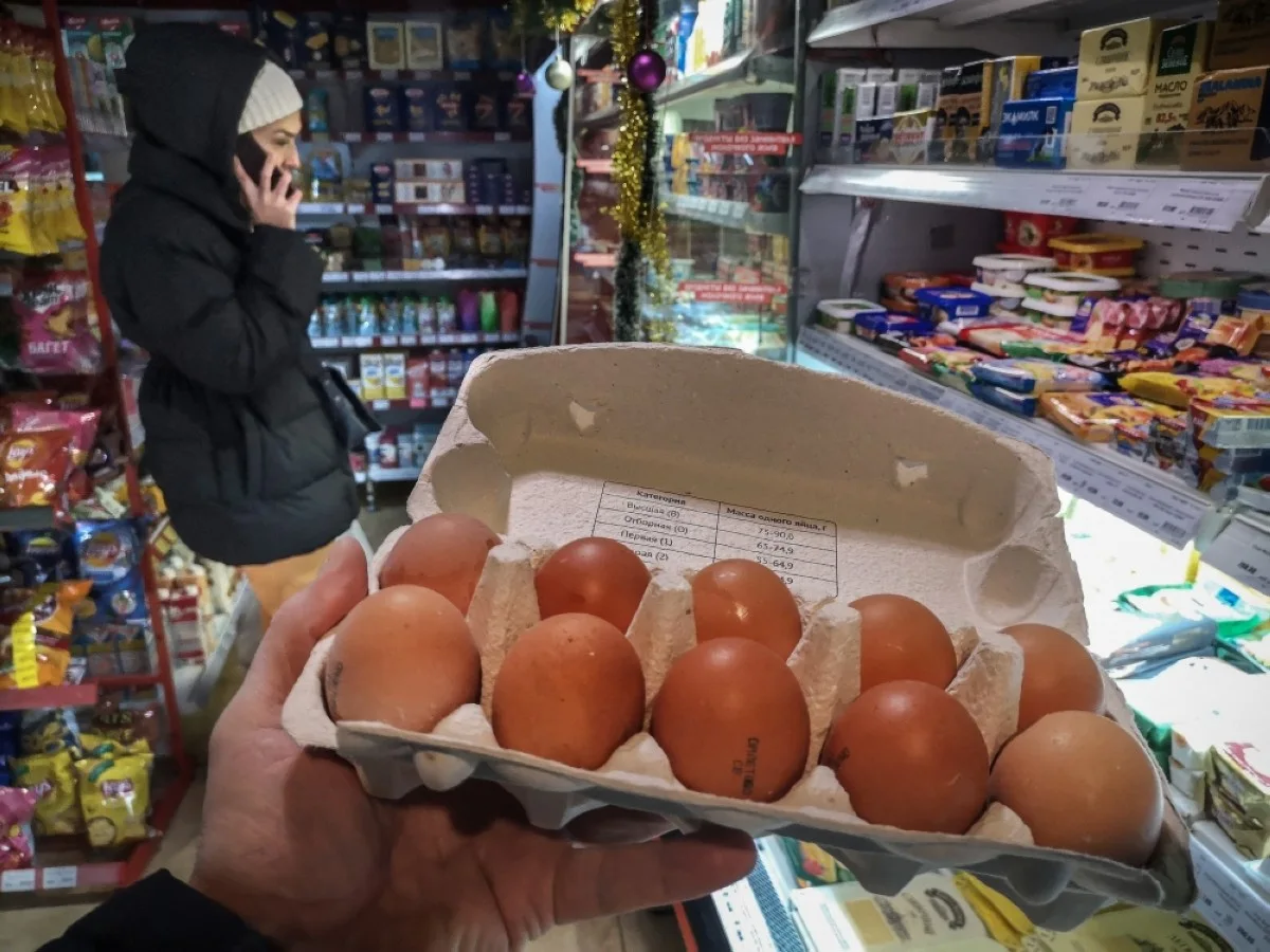 MOSCOW: A customer holds a pack of chicken eggs in a shop in Moscow on December 11, 2023. A surge in egg prices, against a backdrop of high inflation and economic sanctions, is worrying the Russian authorities, especially since they constitute a central ingredient for the end-of-year celebrations. -- AFP