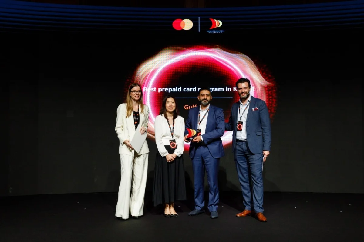 Mohammad Al-Taqi receiving the award for the best prepaid card program in Kuwait.