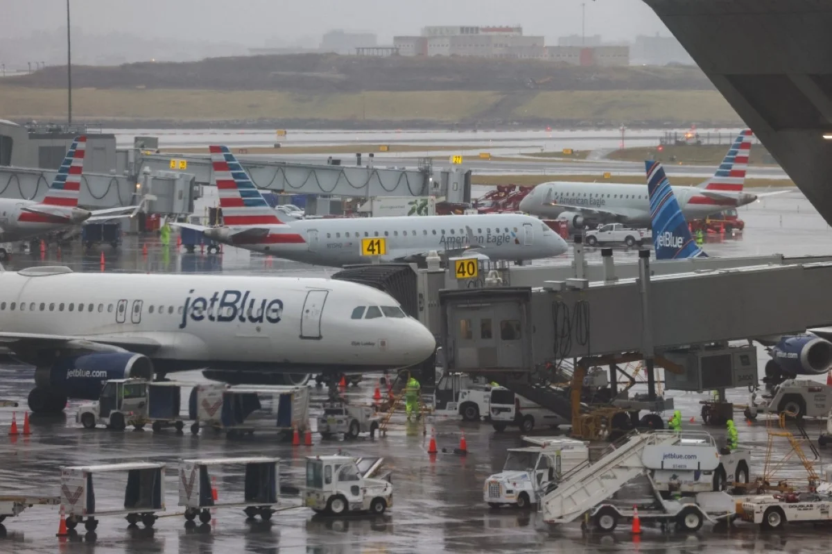 NEW YORK: An Embraer E175LR passengers aircraft of American Eagles airlines (center) is seen at La Guardia Airport on January 9, 2024. – AFP