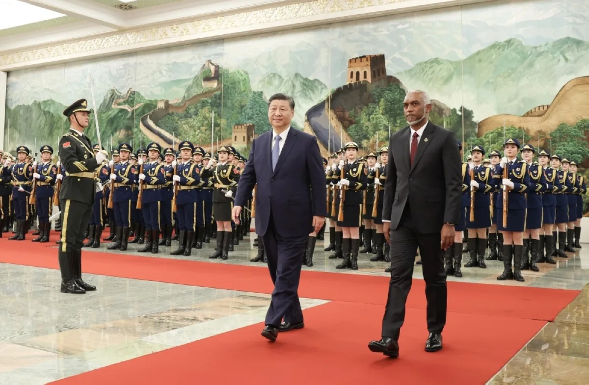 BEIJING: The photo taken on January 10, 2024 shows Maldives' President Mohamed Muizzu (right) and Chinese President Xi Jinping walking during a welcome ceremony at the Great Hall of the People in Beijing. – AFP