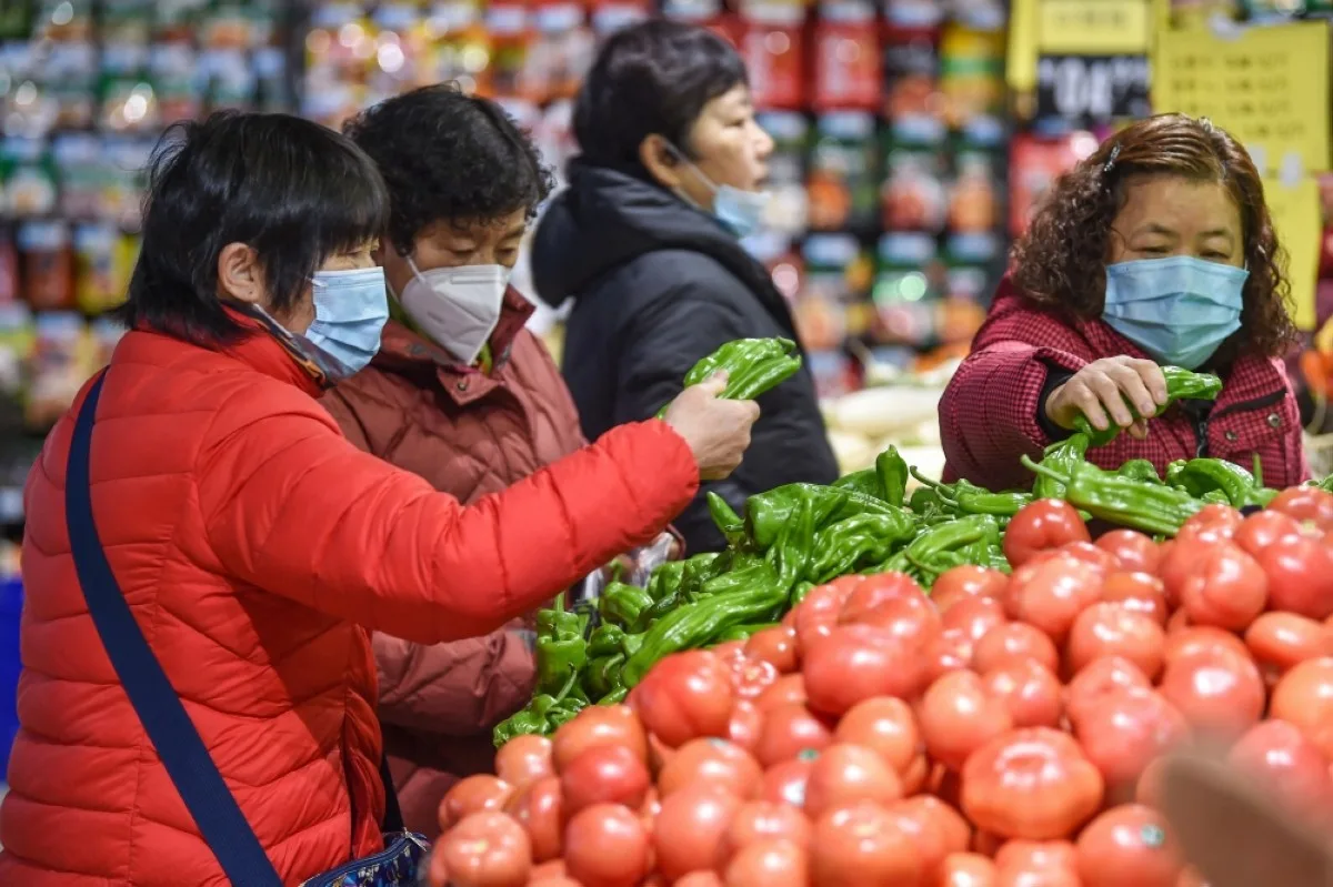 NANJING: People shop for fruits and vegetables at a supermarket in Nanjing in eastern China's Jiangsu province on January 12, 2024. -- AFP